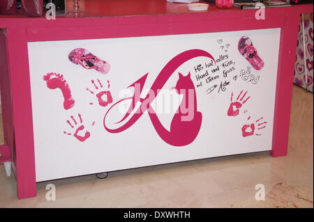 Atmosphäre im neuen Merchandising Fanshop Shop von Daniela Katzenberger Avendia de Rey Jaime Street. Santa Ponsa Spanien - 23.10.2012 wenn: 24. Oktober 2012 Stockfoto