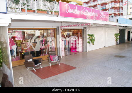 Atmosphäre im neuen Merchandising Fanshop Shop von Daniela Katzenberger Avendia de Rey Jaime Street. Santa Ponsa Spanien - 23.10.2012 wenn: 24. Oktober 2012 Stockfoto