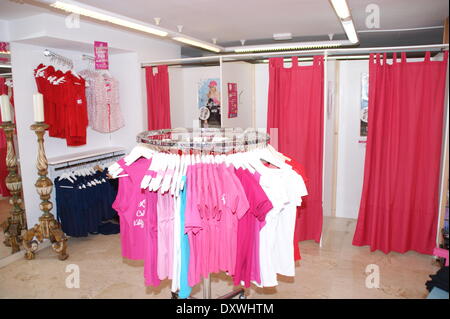 Atmosphäre im neuen Merchandising Fanshop Shop von Daniela Katzenberger Avendia de Rey Jaime Street. Santa Ponsa Spanien - 23.10.2012 wenn: 24. Oktober 2012 Stockfoto
