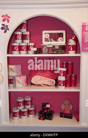 Atmosphäre im neuen Merchandising Fanshop Shop von Daniela Katzenberger Avendia de Rey Jaime Street. Santa Ponsa Spanien - 23.10.2012 wenn: 24. Oktober 2012 Stockfoto