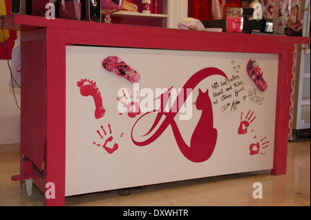 Atmosphäre im neuen Merchandising Fanshop Shop von Daniela Katzenberger Avendia de Rey Jaime Street. Santa Ponsa Spanien - 23.10.2012 wenn: 24. Oktober 2012 Stockfoto