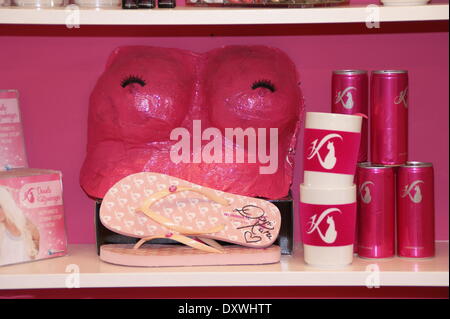Atmosphäre im neuen Merchandising Fanshop Shop von Daniela Katzenberger Avendia de Rey Jaime Street. Santa Ponsa Spanien - 23.10.2012 wo: Santa Ponsa Spanien wenn: 23. Oktober 2012 Stockfoto
