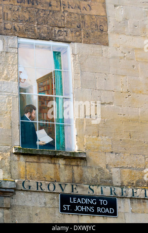 Blick auf ein geschickt gemalten Fenster auf ein Haus in Grove Street in die wunderschöne georgianische Stadt Bath in Somerset, England, UK. Stockfoto