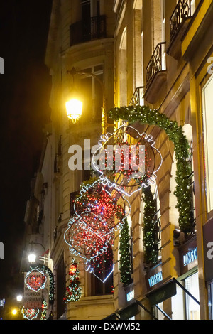 Weihnachts-Dekorationen auf Rue St Honore, Paris, Frankreich Stockfoto