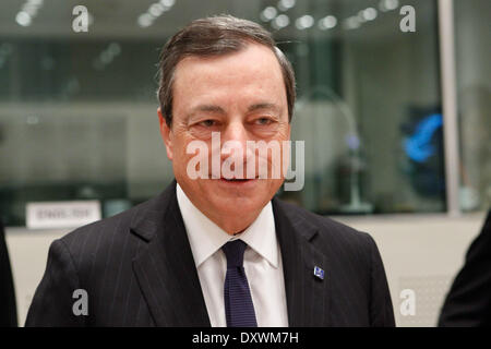 1. April 2014 - Athen, Griechenland - MARIO DRAGHI (Präsident European Central Bank) besucht ein informelles Treffen der Minister für Wirtschaft und Finanzen in der Zappeion Hall in Athen. Europäischen Finanzminister der Eurozone treffen und Pressekonferenzen heute in Athen zu halten (Credit-Bild: © Aristidis Vafeiadakis/ZUMAPRESS.com) Stockfoto