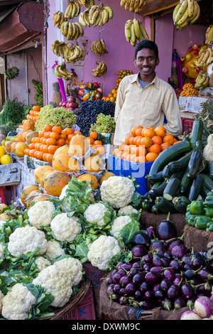 Indien, Dehradun. Obst- und Gemüsehändler in einem Streetside-Markt. Stockfoto