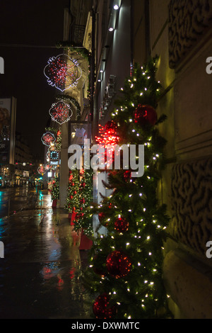 Weihnachts-Dekorationen auf Rue St Honore, Paris, Frankreich Stockfoto