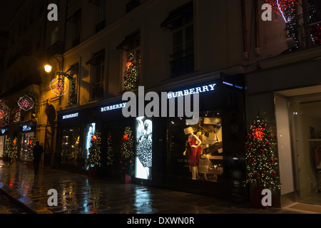 Weihnachtsschmuck in der Nacht auf Rue St Honore, Paris, Frankreich Stockfoto