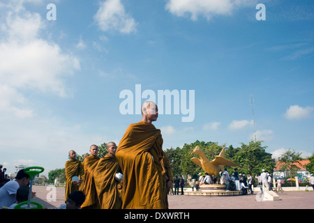 Buddhistische Mönche gehen auf eine Zeremonie zu Ehren der Opfer eines Angriffs der Granate in Phom Penh, Kambodscha. Stockfoto