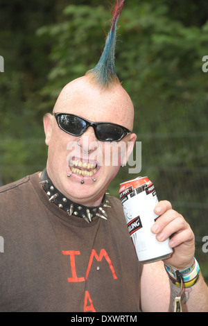 England. September 2011. Ein Punk-Rocker genießt eine Dose Bier auf einem Pop-Festival. Stockfoto