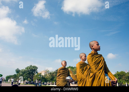 Buddhistische Mönche gehen auf eine Zeremonie zu Ehren der Opfer eines Angriffs der Granate in Phom Penh, Kambodscha. Stockfoto