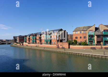 Modernes Wohnen mit Blick auf den Fluss Nene bei Southbridge, Northampton, UK Stockfoto