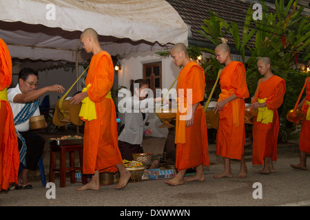 Buddhistische Mönche Morgenritual, Almosen Sammlung. Stockfoto