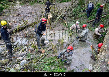 Rettungskräfte weiter Bemühungen, Opfer von einem gewaltigen Erdrutsch zu suchen, die mindestens 28 Menschen getötet und vernichtet ein kleines Dorf am Fluss im nordwestlichen Bundesstaat Washington 29. März 2014 in Oso, Washington. Stockfoto