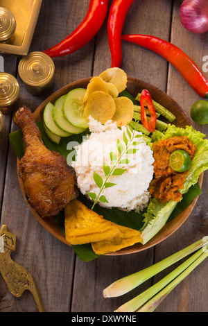 Nasi-Ayam-Penyet, Indonesisch gebraten Huhn mit Reis Stockfoto
