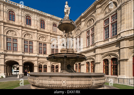 Oper-Brunnen an der Wiener Staatsoper, von Hans Gasser, 1869, Karajan-Platz, Wien, Österreich Stockfoto