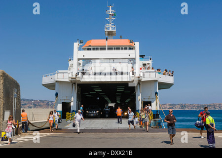 Fähre in Reggio Di Calabria Fähre Bahnhof, Straße von Messina, Kalabrien, Süditalien, Italien Stockfoto