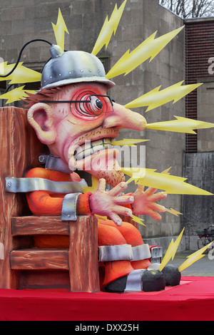 Whistleblower-Snowden sitzen in den elektrischen Stuhl, politische Karikatur, Pappmaché Figur für die Rose Montag-parade Stockfoto