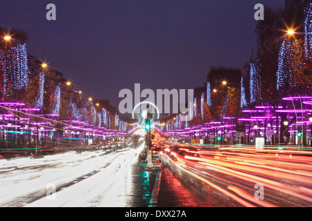 Die Champs-Élysées, beleuchtet in der Weihnachtszeit, Blick Richtung Place De La Concorde, Paris, Île-de-France, Frankreich Stockfoto