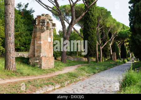 Antike römische Grab, antiken römischen Pflastersteinen, Via Appia Antica, Via Appia, 312 v. Chr. durch Appius Claudius Caecus, Rom erstellt Stockfoto