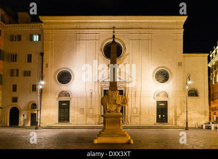 Berninis Elefant, Pulcino della Minerva, Elefanten-Statue mit Obelisco della Minerva von Ercole Ferrata nach einem Entwurf Stockfoto