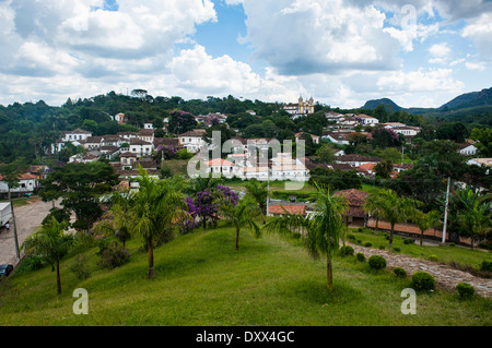 Mit Blick auf die historische Stadt Tiradentes in Minas Gerais, Brasilien Stockfoto