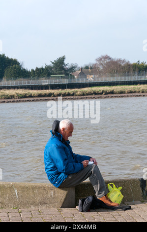 Ein Künstler von der Seite des Flusses Great Ouse auf der South Quay, King's Lynn, Norfolk skizzieren Stockfoto