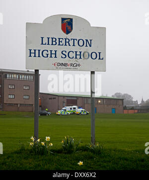 Edinburgh, Schottland. 1. April 2014.  Weibliche Schüler ist gestorben, nachdem eine Wand an Liberton High School brach zusammen und auf ihr landete. Es versteht sich, dass die Wand in der Schule war. Stockfoto