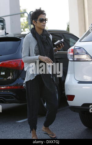 Halle Berry gesehen unterwegs in Beverly Hills, Los Angeles Kalifornien - 21.11.12 Featuring: Halle Berry als: 21. November 2012 Stockfoto