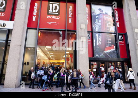 One Direction fans visit the new '1D World' Pop Up Store where they can purchase merchandise and write messages to their favorite band member throughout the store Featuring: One Direction fans visit the new '1D World' Pop Up Store,where they can purchase Stockfoto