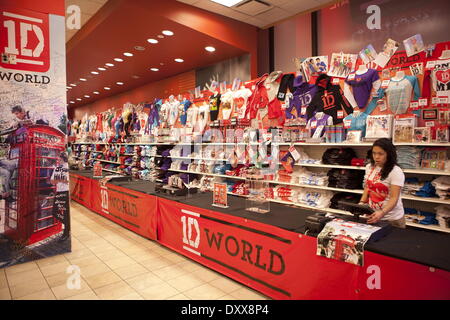 One Direction fans visit the new '1D World' Pop Up Store where they can purchase merchandise and write messages to their favorite band member throughout the store Featuring: One Direction fans visit the new '1D World' Pop Up Store,where they can purchase Stockfoto