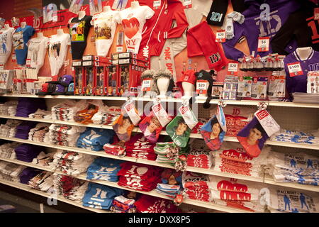 One Direction fans visit the new '1D World' Pop Up Store where they can purchase merchandise and write messages to their favorite band member throughout the store Featuring: One Direction fans visit the new '1D World' Pop Up Store,where they can purchase Stockfoto