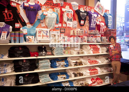 One Direction fans visit the new '1D World' Pop Up Store where they can purchase merchandise and write messages to their favorite band member throughout the store Featuring: One Direction fans visit the new '1D World' Pop Up Store,where they can purchase Stockfoto
