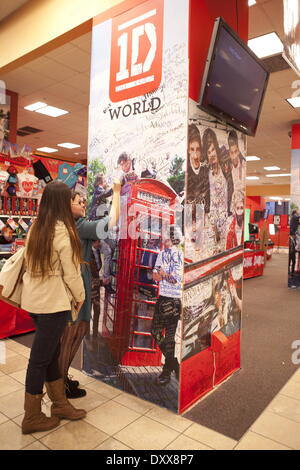One Direction fans visit the new '1D World' Pop Up Store where they can purchase merchandise and write messages to their favorite band member throughout the store Featuring: One Direction fans visit the new '1D World' Pop Up Store,where they can purchase Stockfoto