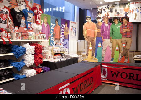 One Direction fans visit the new '1D World' Pop Up Store where they can purchase merchandise and write messages to their favorite band member throughout the store Featuring: One Direction fans visit the new '1D World' Pop Up Store,where they can purchase Stockfoto