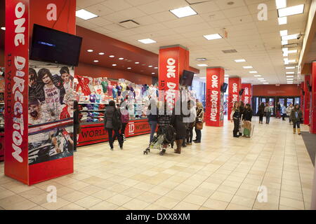 One Direction fans visit the new '1D World' Pop Up Store where they can purchase merchandise and write messages to their favorite band member throughout the store Featuring: One Direction fans visit the new '1D World' Pop Up Store,where they can purchase Stockfoto