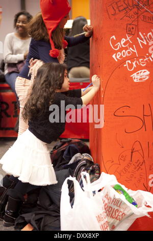 One Direction fans visit the new '1D World' Pop Up Store where they can purchase merchandise and write messages to their favorite band member throughout the store Featuring: One Direction fans visit the new '1D World' Pop Up Store,where they can purchase Stockfoto