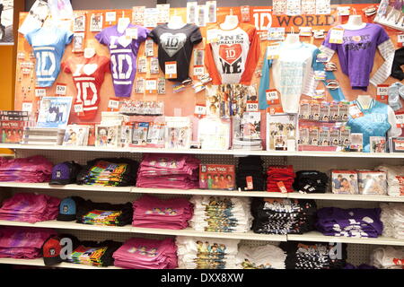 One Direction fans visit the new '1D World' Pop Up Store where they can purchase merchandise and write messages to their favorite band member throughout the store Featuring: One Direction fans visit the new '1D World' Pop Up Store,where they can purchase Stockfoto