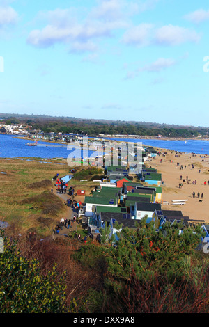 Ein Blick auf den Strandhütten am Mudeford entnommen Hengistbury Head Stockfoto