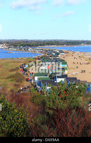 Ein Blick auf den Strandhütten am Mudeford entnommen Hengistbury Head Stockfoto