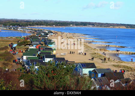 Ein Blick auf den Strandhütten am Mudeford entnommen Hengistbury Head Stockfoto