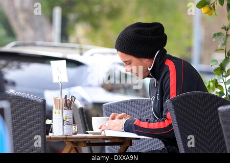 Gavin Rossdale liest in einem Café in Sherman Oaks Los Angeles Kalifornien - 28.11.12 Featuring: Gavin Rossdale wo: USA bei: 28. November 2012 Stockfoto