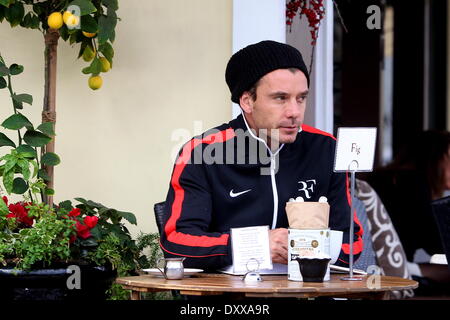 Gavin Rossdale liest in einem Café in Sherman Oaks Los Angeles Kalifornien - 28.11.12 Featuring: Gavin Rossdale wo: USA bei: 28. November 2012 Stockfoto