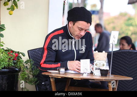 Gavin Rossdale liest in einem Café in Sherman Oaks Los Angeles Kalifornien - 28.11.12 Featuring: Gavin Rossdale wo: USA bei: 28. November 2012 Stockfoto