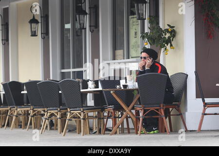 Gavin Rossdale liest in einem Café in Sherman Oaks Los Angeles Kalifornien - 28.11.12 Featuring: Gavin Rossdale wo: USA bei: 28. November 2012 Stockfoto