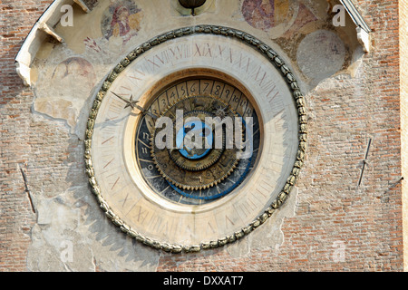 Detail der alten Uhrturm der Piazza Delle Erbe in Mantua in Italien Stockfoto