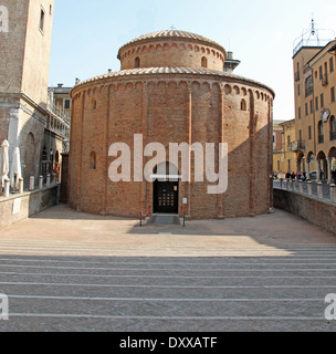 alten Rundschreiben geformt romanische Kirche namens Rotonda di San Lorenzo in Mantua Stockfoto