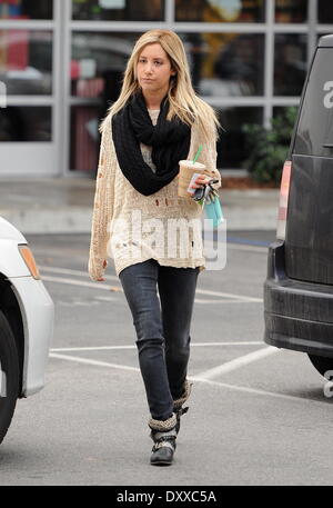 Schauspielerin Ashley Tisdale, auf einen Kaffee bei Starbucks an einem regnerischen Tag in Studio City Los Angeles Kalifornien - 29.11.12 laufen Featuring: Schauspielerin Ashley Tisdale Where: Studio City CA USA bei: 29. November 2012 Stockfoto