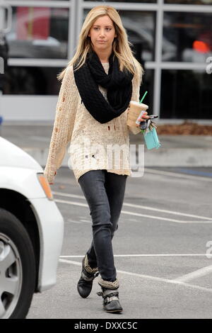 Schauspielerin Ashley Tisdale, auf einen Kaffee bei Starbucks an einem regnerischen Tag in Studio City Los Angeles Kalifornien - 29.11.12 laufen Featuring: Schauspielerin Ashley Tisdale Where: Studio City CA USA bei: 29. November 2012 Stockfoto