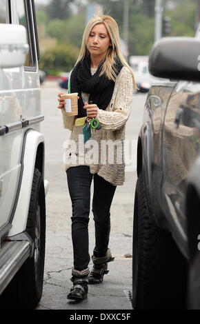 Schauspielerin Ashley Tisdale, auf einen Kaffee bei Starbucks an einem regnerischen Tag in Studio City Los Angeles Kalifornien - 29.11.12 laufen Featuring: Schauspielerin Ashley Tisdale Where: Studio City CA USA bei: 29. November 2012 Stockfoto